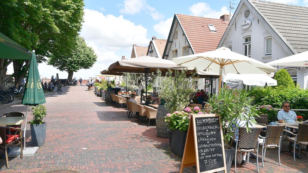 Die Tische, Stühle, Schirme und Werbeaufsteller dürfen am Greetsieler Hafen nur dort aufgestellt werden, wo sie niemandem im Weg sind. Foto: Heinz Wagenaar