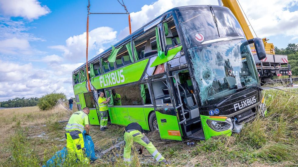 Per Kran sollte der verunfallte Bus geborgen werden. Foto: Jens Büttner/dpa