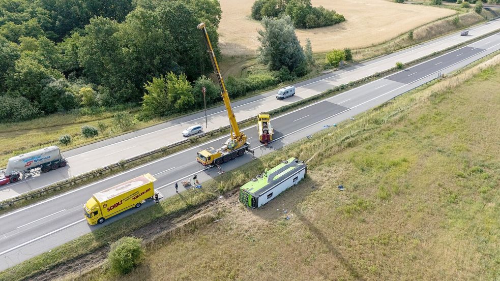 Ein Flixbus ist von der Fahrbahn abgekommen und auf die Seite gekippt. Foto: René Schröder/NEWS5/dpa