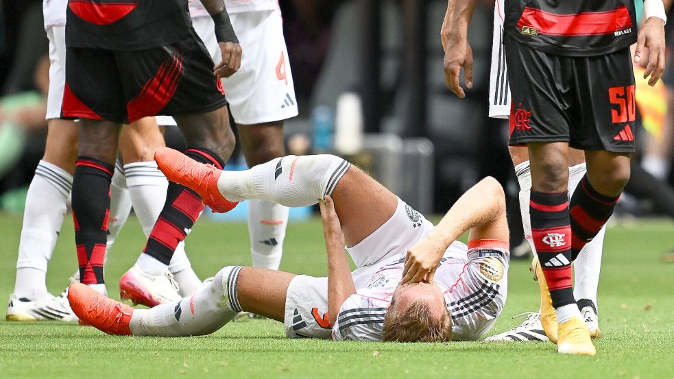 Münchens Harry Kane liegt nach einem Foul am Boden. Foto: dpa/Sven Hoppe