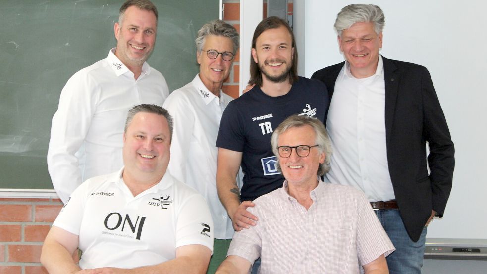 Zur Saisonauftakt-Pressekonferenz des OHV Aurich präsentierten sich Co-Trainer Erick Hettmann (vorne von links) und Öffentlichkeitsarbeiter Willy Oevermann sowie OHS-Geschäftsführer Thomas Grotjan (obere Reihe, von links), Vereinsvorsitzende Insa Schubert, Herren-Trainer Sven Suton und Herrenwart Friedhelm Brookmann gut gelaunt. Foto: Wolf-Rüdiger Saathoff
