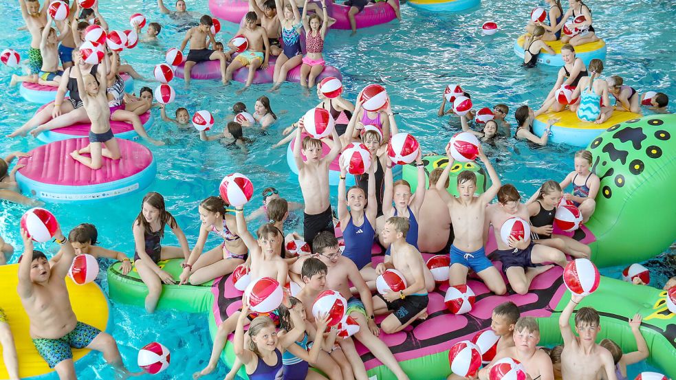 Proppenvoll: Im Auricher Schwimmbad „De Baalje“ tummelten sich bei der Zeugnisparty etwa 500 Schulkinder. Foto: Romuald Banik