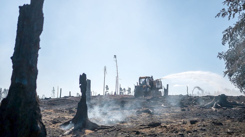 Neben Feuerwehr, Technischem Hilfswerk unterstützt etwa auch die Landesforstanstalt die Löscharbeiten: Ein „Firefighter“-Truck von Thüringen Forst bringt mit großem Löschtank Wasser vor Ort. Foto: Jacob Schröter/dpa