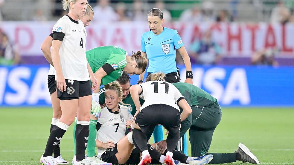 Für Kapitänin Giulia Gwinn ging es nach einer Rettungsaktion nicht weiter Foto: Sebastian Gollnow/dpa