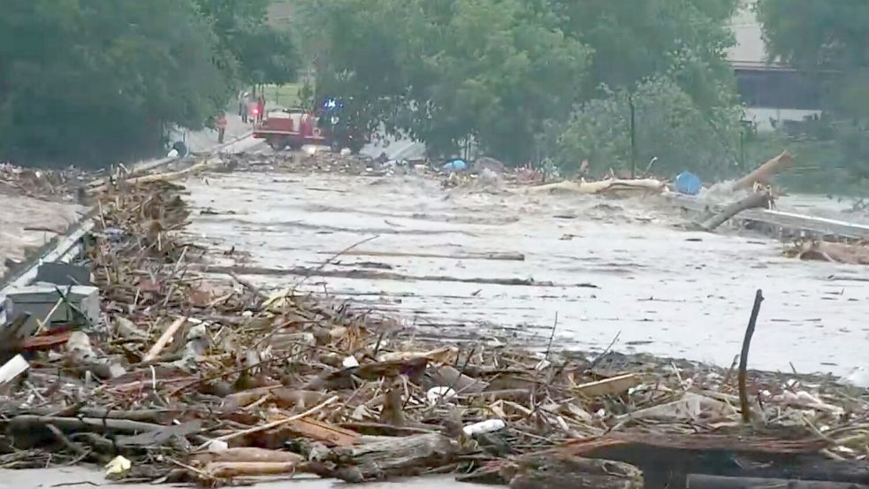 Die Polizeibehörde sprach von einem „katastrophalen Hochwasser“. Foto: -/KSAT/AP/dpa