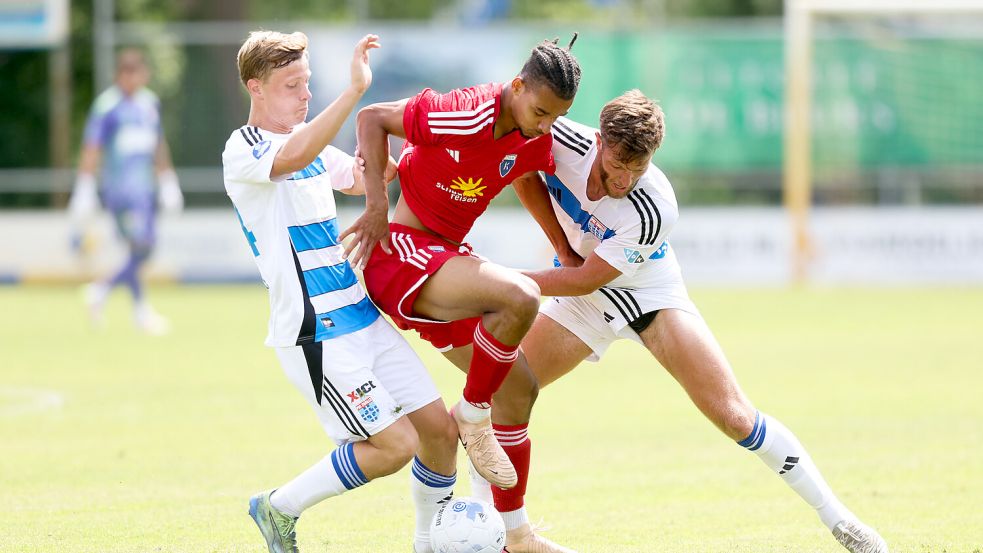 Emeka Oduah nimmt es hier gleich mit zwei Gegenspielern auf. Foto: Doden/Emden