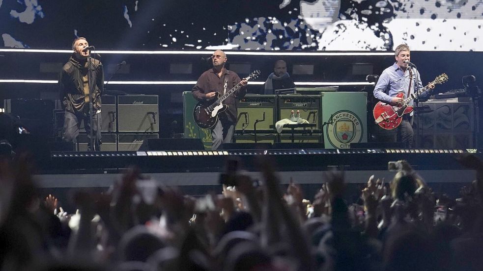 Oasis wieder gemeinsam auf der Bühne. Foto: Jordan Pettitt/PA Wire/dpa