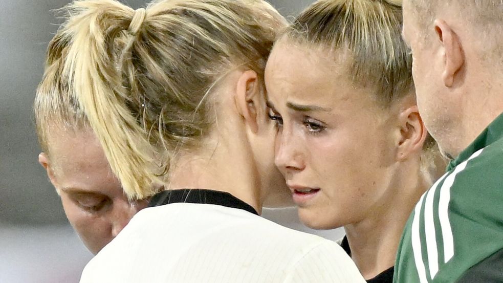 Giulia Gwinn wird von ihrer Bayern-Kollegin Lea Schüller getröstet. Foto: Gian Ehrenzeller/KEYSTONE/dpa
