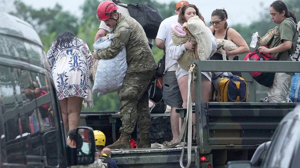 Viele Menschen suchen noch nach Angehörigen. Foto: Eric Gay/AP/dpa