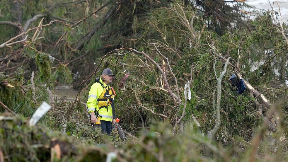 Helfer suchen nach Vermissten. Foto: Eric Gay/AP/dpa