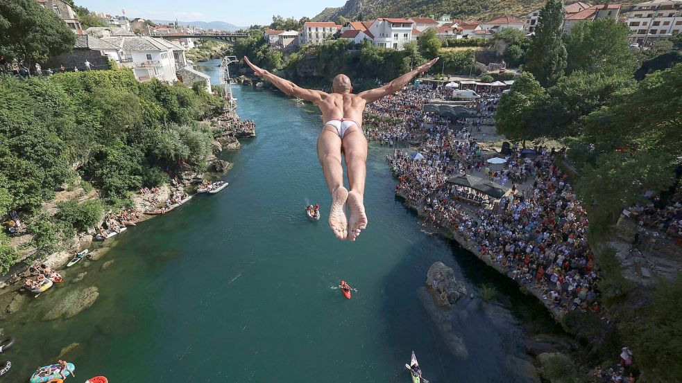 Der Sprung von der Brücke Stari Most in Mostar ist nur etwas für Trainierte. (Archivbild) Foto: Armin Durgut/AP/dpa