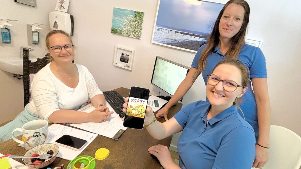 Friederike Nogat-Steckstor (von links) mit Marina Otten und der im Team für soziale Medien zuständigen Jorina Ubben. Foto: Nicole Böning