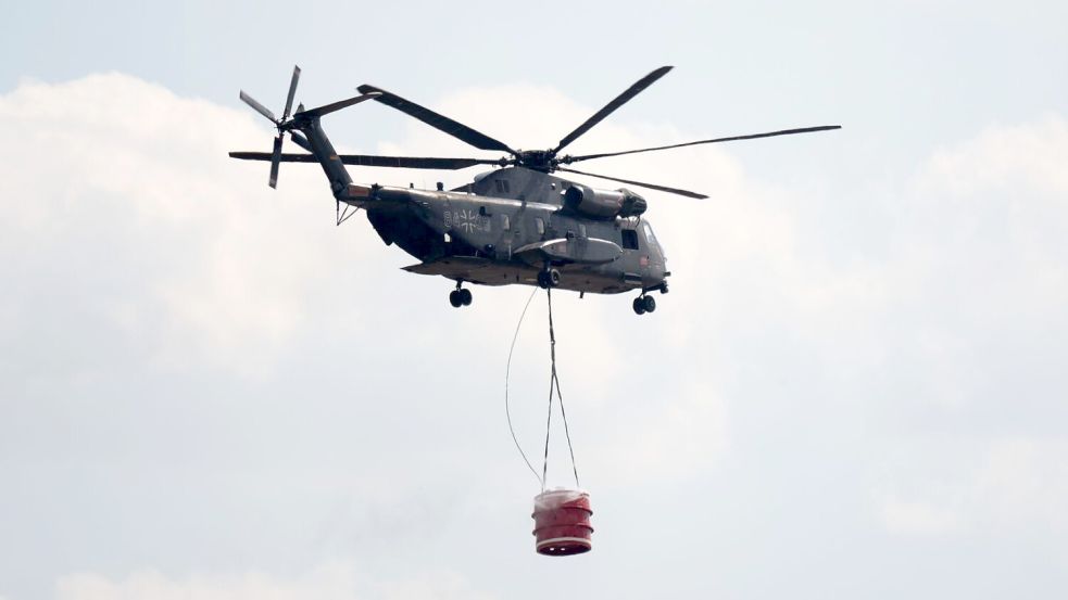 Auch ein Löschhubschrauber soll bei Tageslicht unterstützen, hieß es. Foto: Sebastian Kahnert/dpa