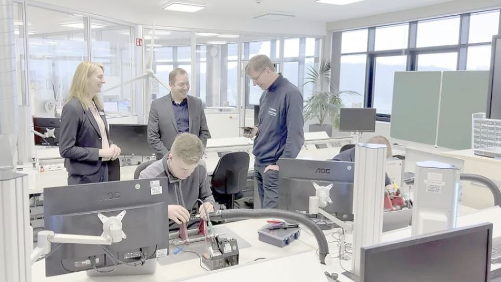 Ausbildungsleiterin Nicole Nanninga-Denker (hinten, von links), Staatssekretär Marco Hartrich und Ausbilder Thomas Lichtsinn trafen sich Anfang 2023 in der Enercon-Ausbildungswerkstatt Elektronik im EEZ. Foto: privat
