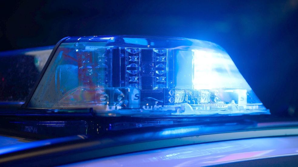 Ein Blaulicht leuchtet auf einem Einsatzfahrzeuge der Polizei. Foto: DPA