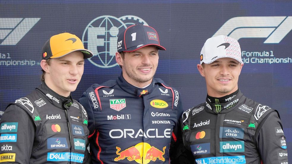 Mit einer Superrunde verwies Max Verstappen (M) die McLaren-Piloten auf die Plätze zwei und drei. Foto: Darko Bandic/AP/dpa