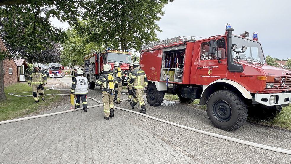 Mehrere Feuerwehren waren am Sonnabendvormittag in der Straße Ostende im Einsatz, wo es in einer Scheune brannte. Foto: Pascal Coordes/Feuerwehr Ihlow