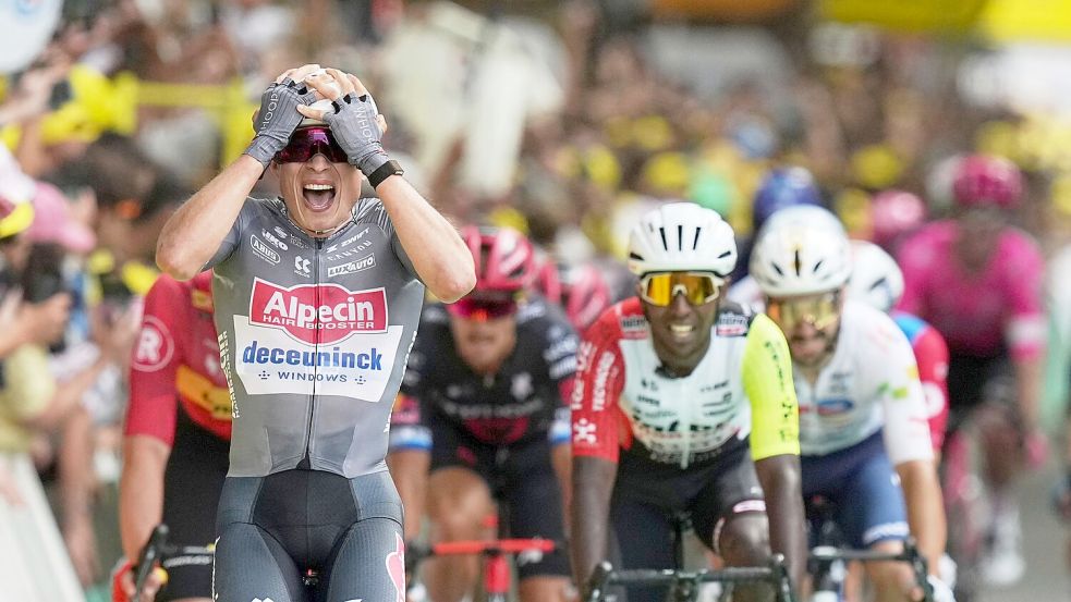 Jasper Philipsen gewann die Auftaktetappe der Tour de France. Foto: Thibault Camus/AP/dpa