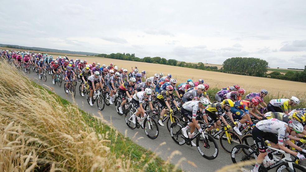 Die Fahrer bei der Auftaktetappe der 112. Tour de France. Foto: Mosa’ab Elshamy/AP/dpa