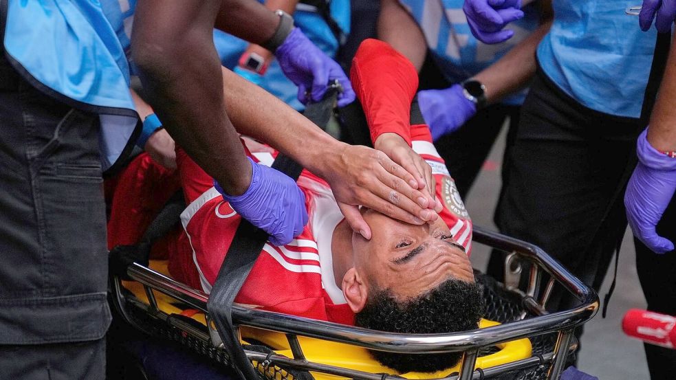 Jamal Musiala muss schwer verletzt abtransportiert werden. Foto: Brynn Anderson/AP/dpa
