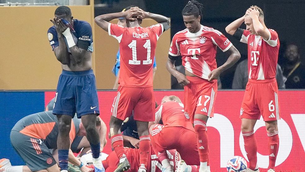 Geschockte Bayern- und PSG-Spieler nach dem Musiala-Unfall. Foto: Mike Stewart/AP/dpa