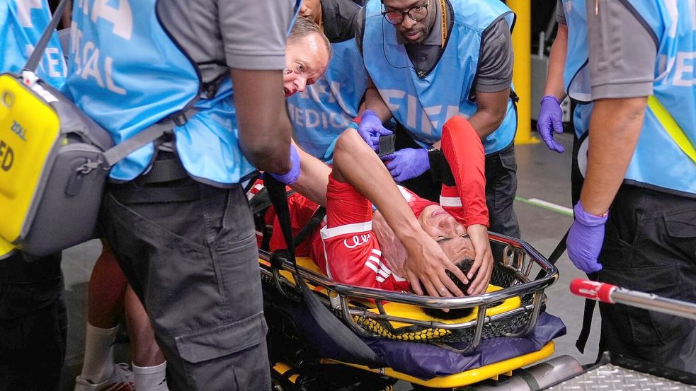 Jamal Musiala liegt verletzt auf einer Trage. Foto: Brynn Anderson/AP/dpa