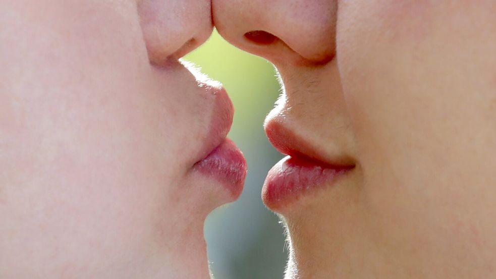 Küsst es sich mit aufgespritzten Lippen anders? Fachleute halten das für wahrscheinlich, wenn die Lippen stark vergrößert sind. Foto: Karl-Josef Hildenbrand/dpa