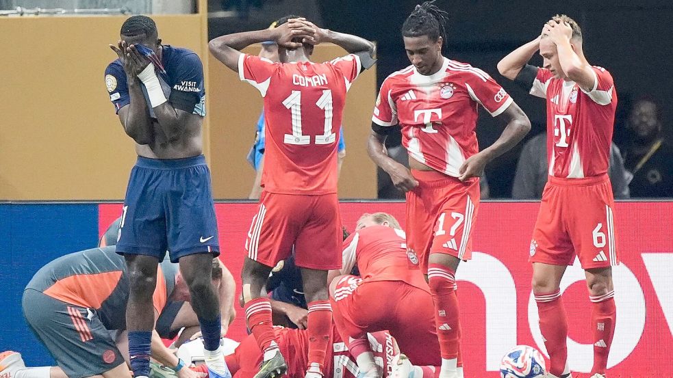 Bestürzte Teamkollegen und Gegenspieler nach der Musiala-Verletzung. Foto: Mike Stewart/AP/dpa