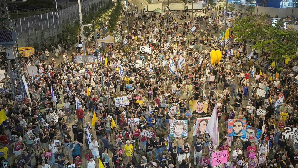 Tausende Menschen fordern in Israel einen Deal zur Freilassung aller Geiseln. Foto: Ohad Zwigenberg/AP/dpa