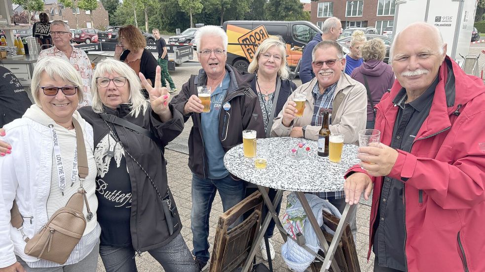 Gute Laune und keine Angst vor Regen: Die Gäste auf dem Festival sind bestens gelaunt. Foto: Marion Janßen