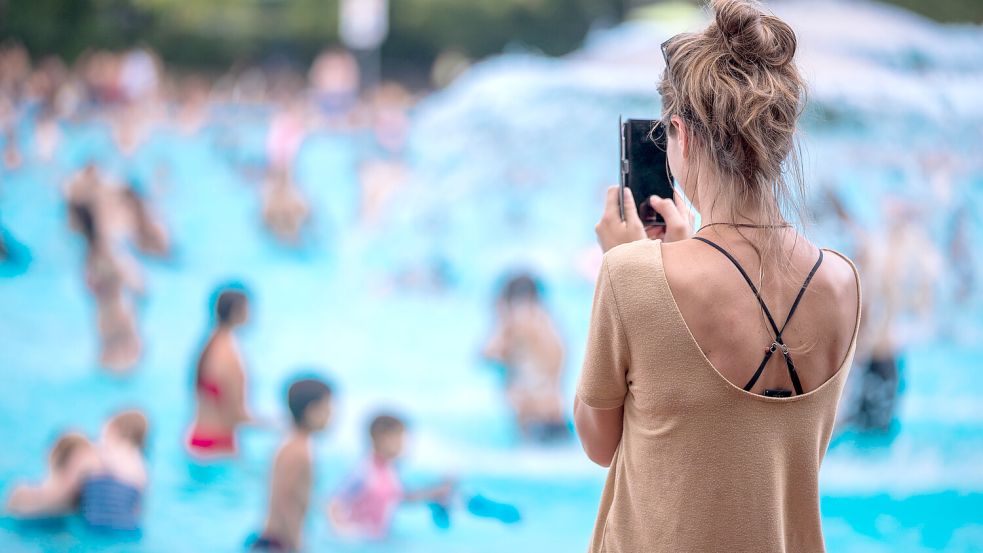 Eltern mit dem Blick aufs Smartphone sind Deutschlands oberstem Bademeister, Peter Harzheim, ein Dorn im Auge. Foto: dpa-Zentralbild/Jens Büttner