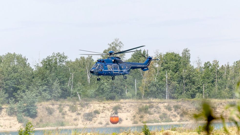 Seit Tagen läuft der Einsatz gegen den Waldbrand auf dem ehemaligen Truppenübungsplatz. Foto: Daniel Wagner/dpa
