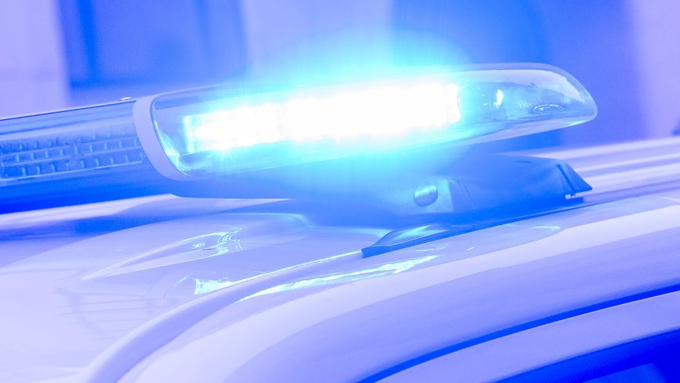 Ein Blaulicht leuchtet auf einem Einsatzfahrzeug der Polizei. Foto: DPA