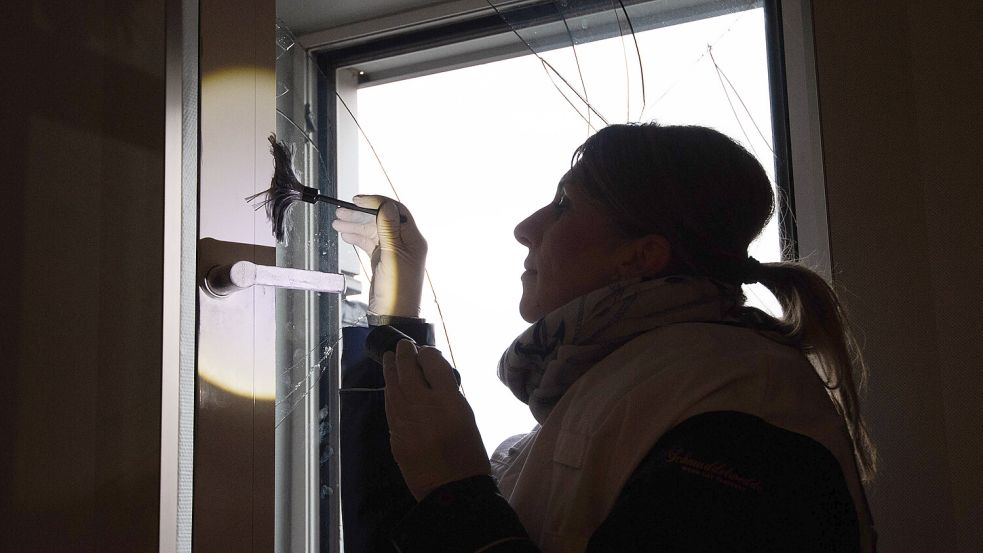 Eine Kriminaloberkommissarin sichert nach einem Einbruch Spuren. Foto: DPA