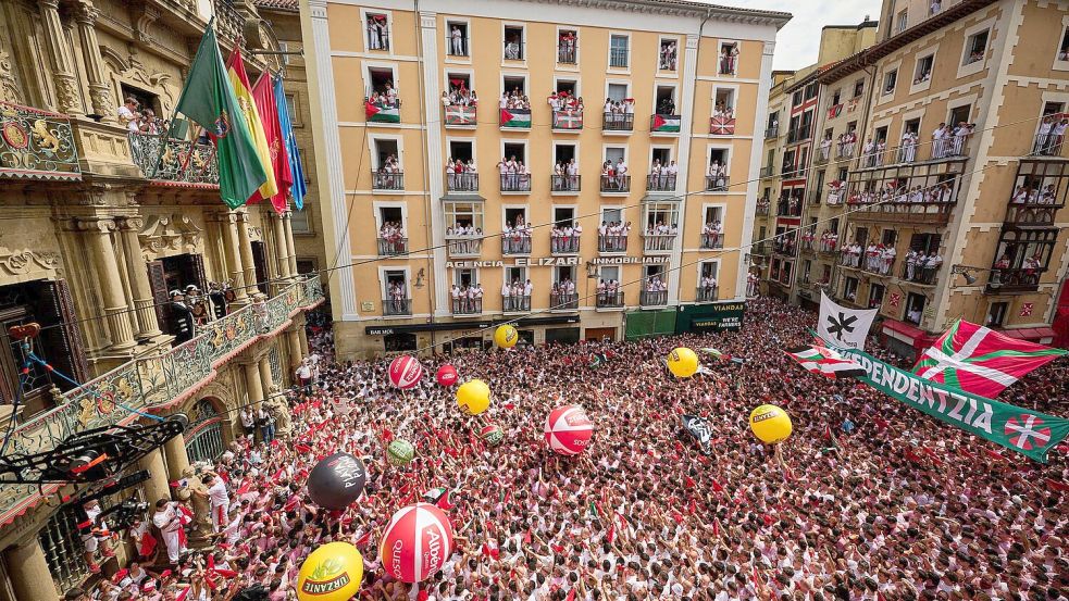 Mit dem Abschuss einer kleinen Rakete wurde am Sonntag das neuntägige Stadtfest San Fermín mit den berühmten Stierläufen in Pamplona eröffnet. Foto: Miguel Oses/AP/dpa