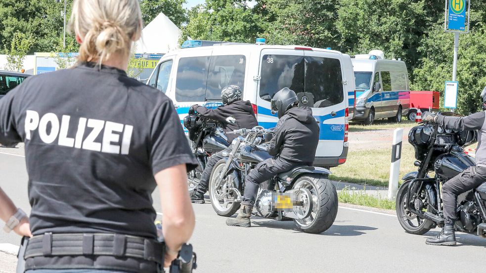 Mitglieder des Rockerclubs „Gremium MC“ wurden am Donnerstagnachmittag bei der Anreise zum Motodrom kontrolliert. Foto: Claus Hock