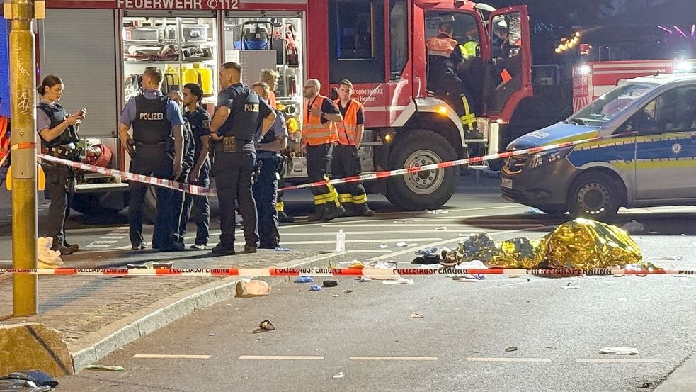 Ein Auto hat nachts in Frankfurt zwei E-Scooter erfasst. Es gibt zwei Todesopfer. Foto: Mike Seeboth/dpa