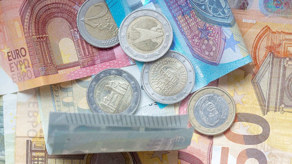 Bargeld bleibt Bundesbank-Vorstand Balz zufolge auch in Zukunft ein wichtiger Bestandteil des Zahlungsverkehrs. (Symbolbild) Foto: Fernando Gutierrez-Juarez/dpa