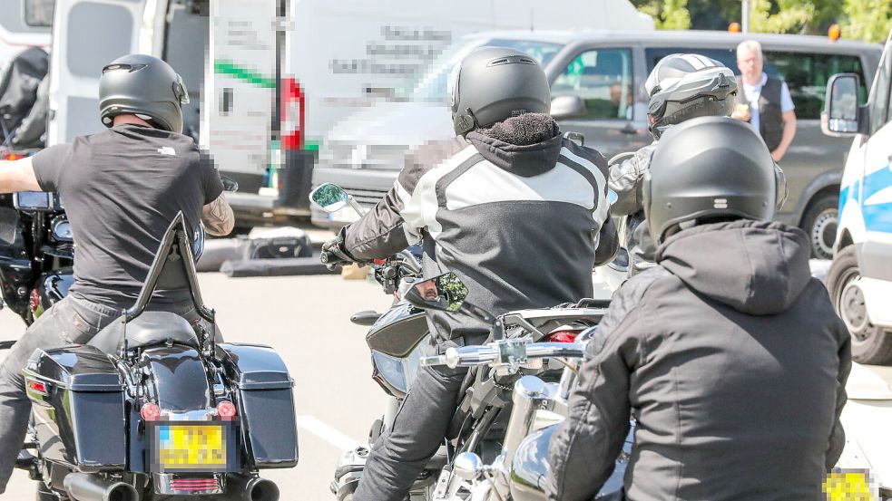 Die Polizei kontrollierte die Teilnehmer bei der Anreise. Für die Auflagen auf dem Veranstaltungsgelände ist die Samtgemeinde Hage zuständig. Foto: Claus Hock