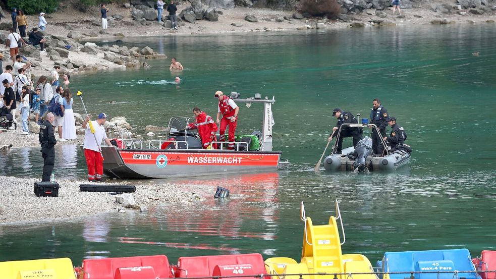 Im Eibsee wird nach einem untergegangenen Vater und seinem Sohn gesucht. Foto: Karl-Josef Hildenbrand/dpa