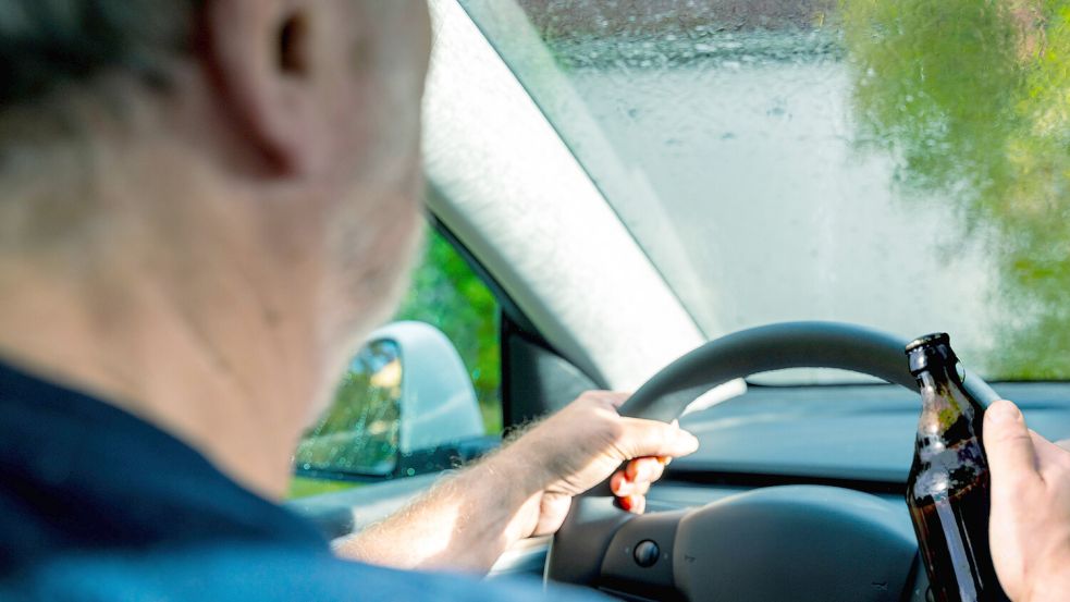 Wer unter Alkoholeinfluss Auto fährt, gefährdet sich und andere. Es ist Zeit für eine Null-Toleranz-Politik. Foto: IMAGO/Bihlmayerfotografie