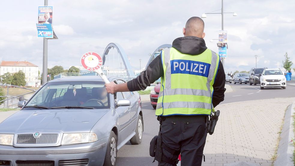Die deutsche Polizei kontrolliert schon seit zwei Jahren die Grenze zu Polen. Nun führt auch Polen Grenzkontrollen ein. Es werden lange Staus befürchtet. Foto: IMAGO/Sabine Gudath
