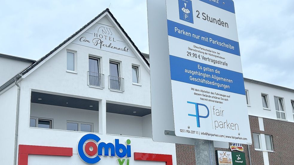 Seit einigen Tagen stehen wieder die alten Schilder auf dem Parkplatz des Einkaufszentrums am Pferdemarkt. Foto: Karin Böhmer
