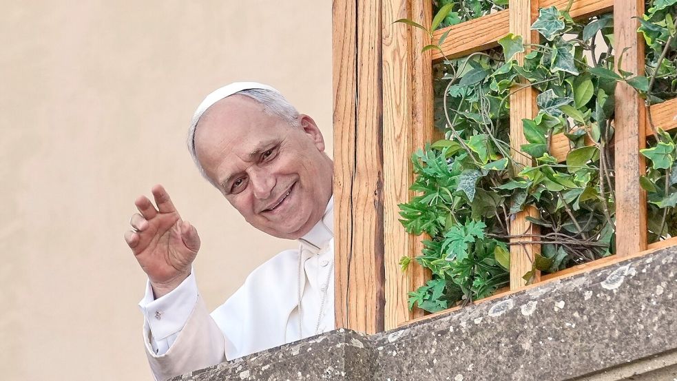 Papst Leo XIV. grüßt aus dem Urlaub in Castel Gandolfo. Foto: Andrew Medichini/AP/dpa