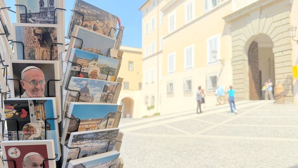 Noch fehlen vor dem Papstpalast in Castel Gandolfo die Postkarten mit Leo XIV. Foto: Christoph Sator/dpa