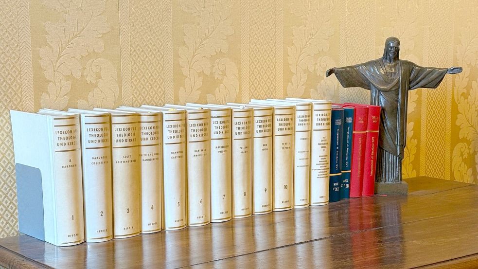 In den Privatgemächern steht noch das Theologische Lexikon von Papst Benedikt XVI. Foto: Christoph Sator/dpa