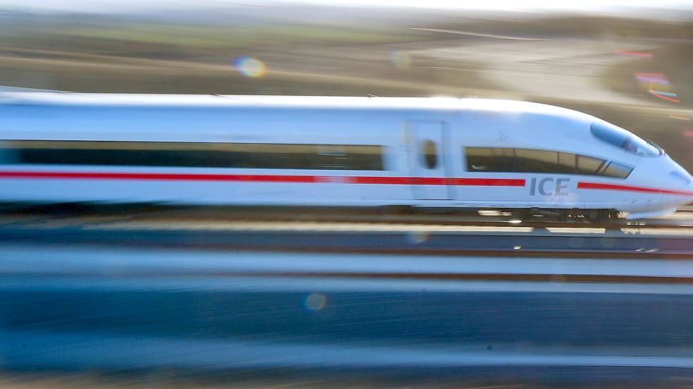 ICE-Züge zwischen Nürnberg und Erfurt werden in beiden Fahrtrichtungen umgeleitet und verspäten sich dadurch um etwa 90 Minuten, wie es hieß. (Foto: Illustration) Foto: Martin Schutt/dpa-Zentralbild/dpa