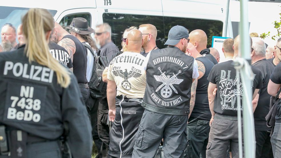 Auch das ist Gremium MC: NS-Adler und Vokabular. Nicht alle Biker waren so in Halbemond unterwegs, aber offenbar stört sich auch niemand daran. Foto: Hock