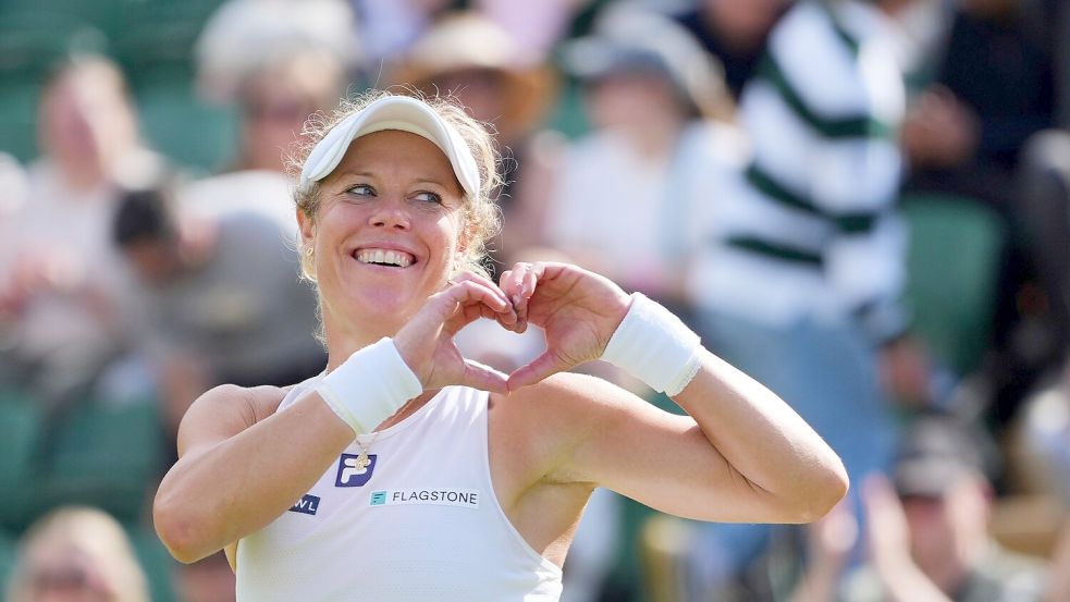 Ein Herz für die Zuschauer: Laura Siegemund feiert ihr Wimbledon-Märchen Foto: Kirsty Wigglesworth/AP/dpa