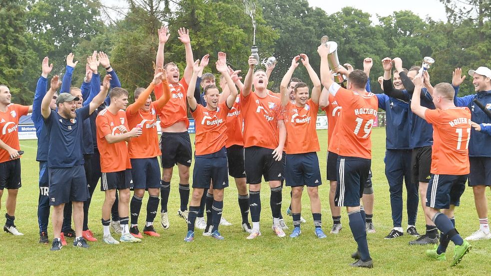 Holtes Kapitän Jannes Siemers präsentiert den Pokal und jubelt mit seinen Mannschaftskameraden. Fotos: Damm